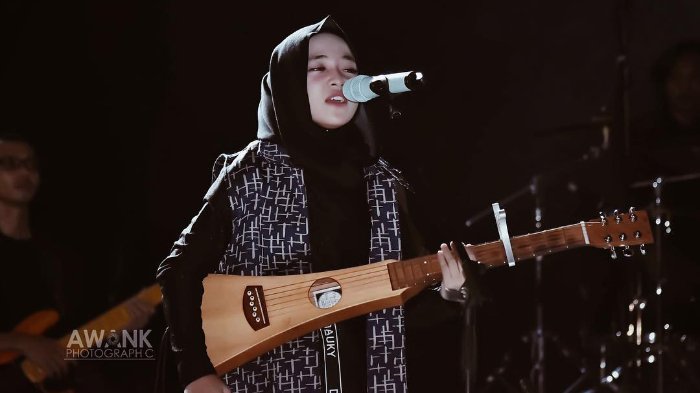 nissa-sabyan-bernyanyi-dan-bermain-gitar.jpg