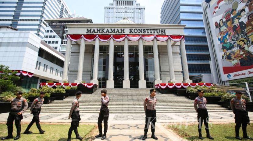olisi-berjaga-jaga-di-depan-Mahkamah-Konstitusi-MK-men.jpg
