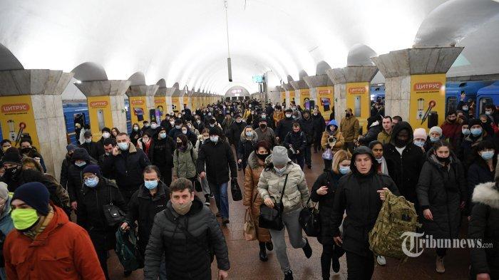 orang-orang-membawa-tas-dan-koper-di-stasiun-metro-di-kyiv-ukraina.jpg
