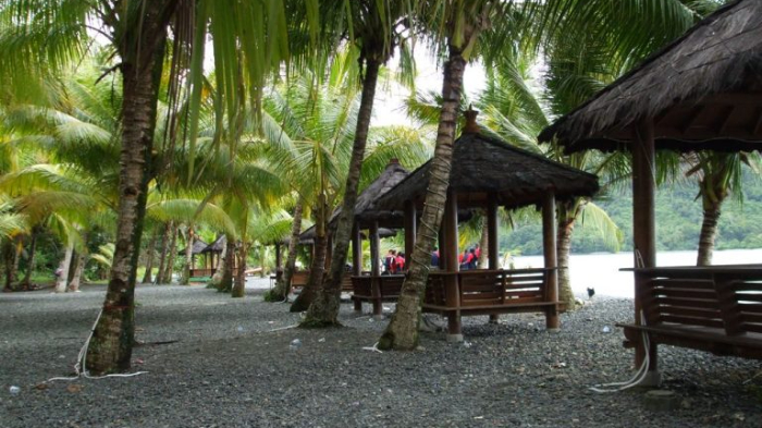 Wisata Papua: Pesona Pantai Tablanusu yang Diselimuti Kerikil Hitam