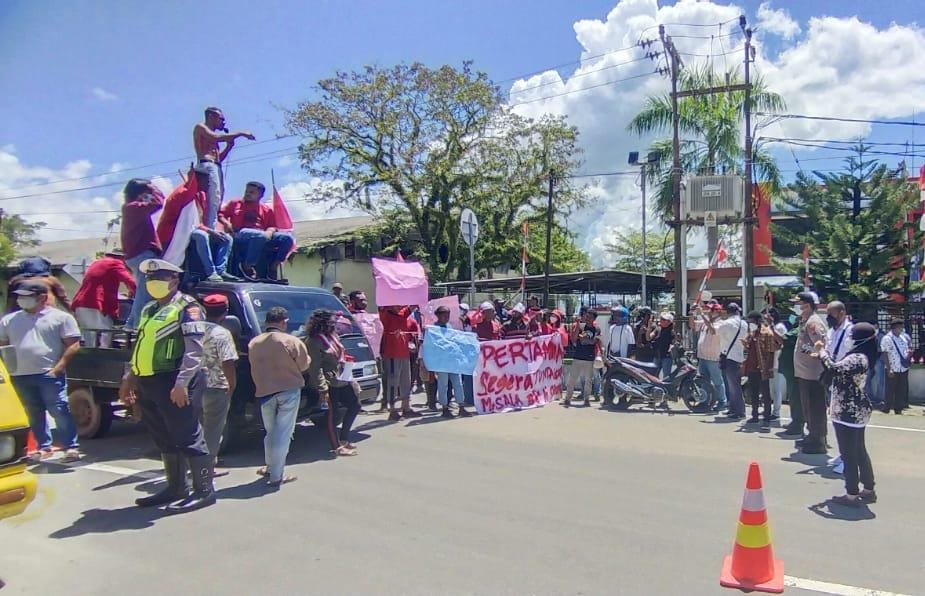 para-demonstran-menyampaikan-kritik.jpg