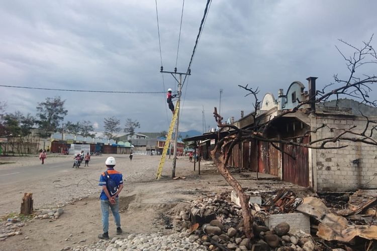 para-pekerja-pln-sedang-memperbaiki-jaringan-kelistrikan-di-wamena.jpg