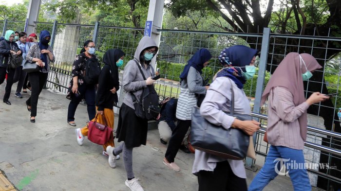 para-penumpang-pakai-masker-saat-naik-krl-serpong-tanah-abang.jpg