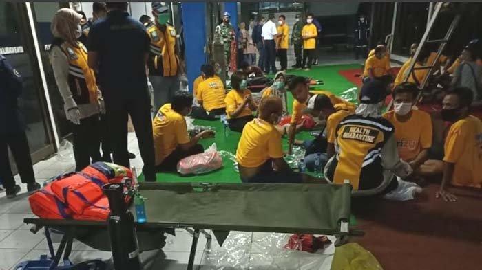 para-penumpang-selamat-dievakuasi-di-pelabuhan-ketapang-banyuwangi.jpg