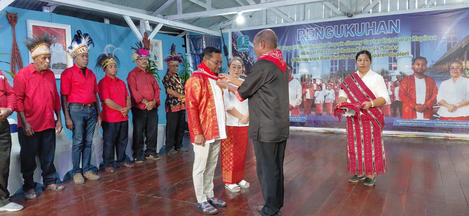 Wabup Biak Jimmy Kapissa Dikukuhkan Sebagai ‘Pati’ Warga Maluku