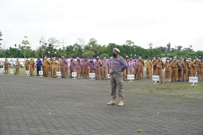 Ini Alasan Bupati Mimika, Eltinus Omaleng Berhentikan Ribuan Honorer