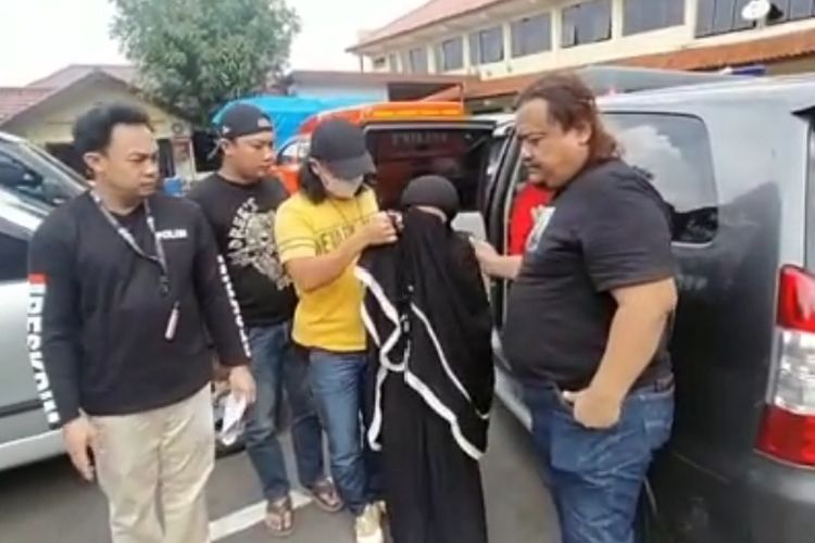 pelaku-penganiaya-3-anak-kandung-ditangkap-polisi-dan-dibawa-ke-mapolres-brebes-minggu-2032022.jpg