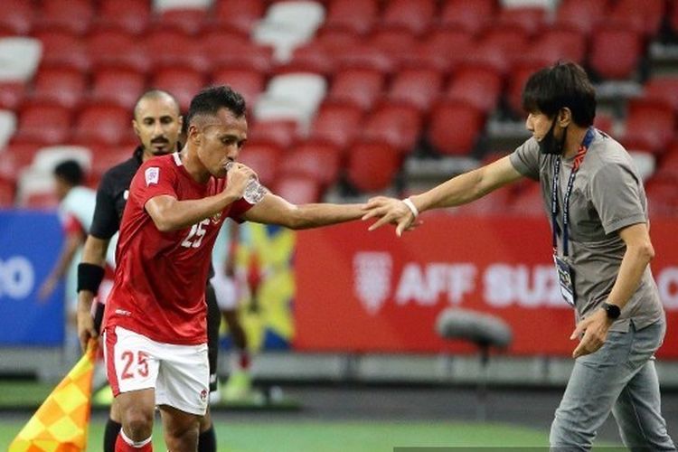 pelatih-indonesia-shin-tae-yong-kanan-menyalaman-irfan-jaya.jpg