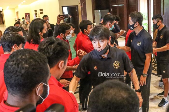 pelatih-timnas-indonesia-shin-tae-yong-kanan-menyambangi-para-pemainnya.jpg