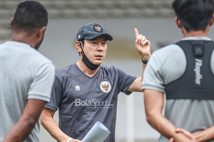pelatih-timnas-indonesia-shin-tae-yong-tengah.jpg
