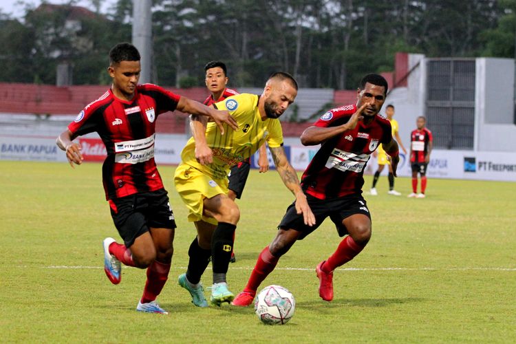 pemain-barito-putera-aleksandar-rakic-dijaga-ketat-pemain-persipura-jayapura.jpg