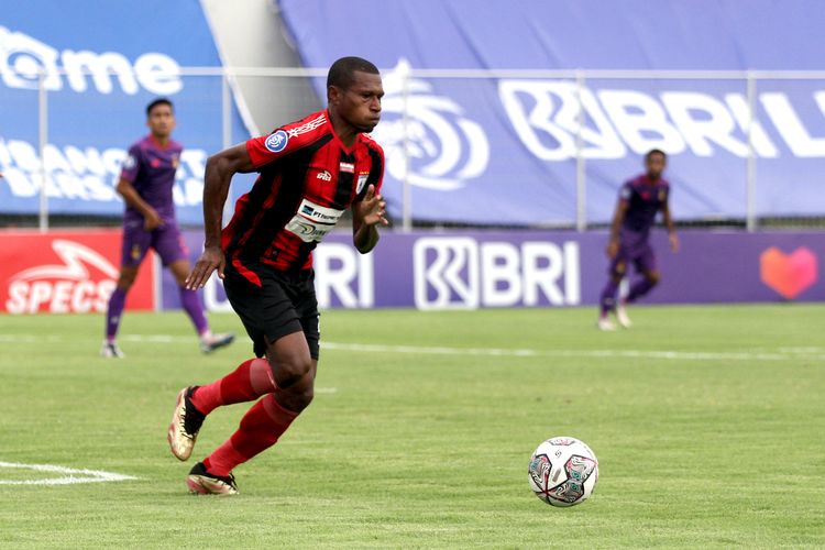 pemain-senior-persipura-jayapura-yustinus-pae-saat-pertandingan-pekan-24-liga-1.jpg