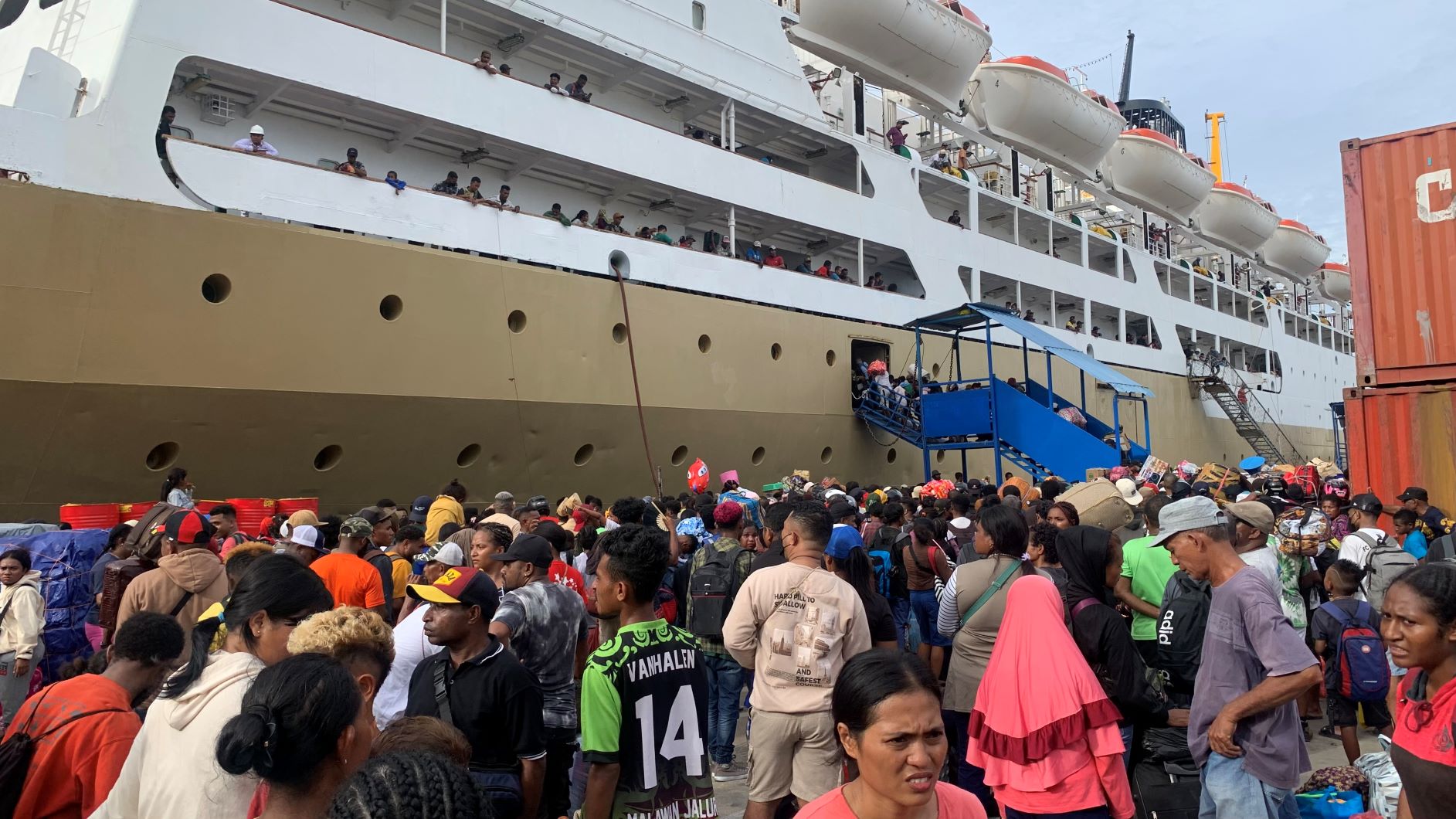penumpang-kapal-laut-di-papua.jpg