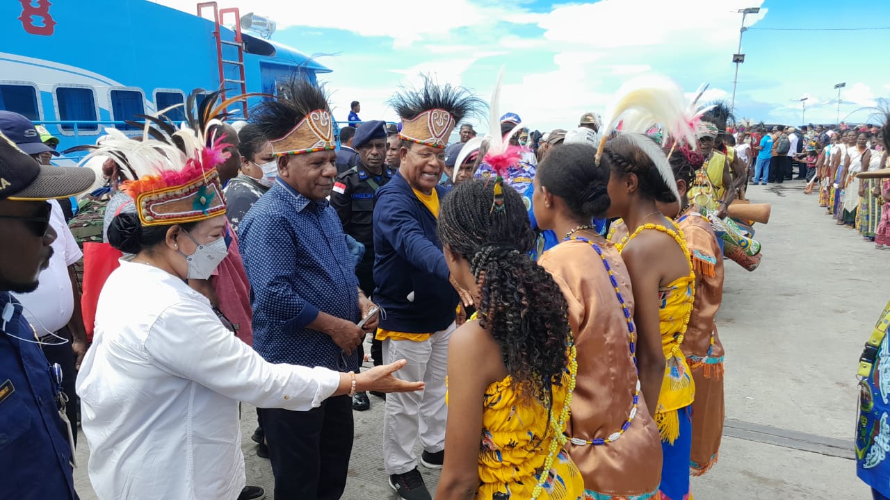 Bupati Mathius Awoitauw dan Barnabas Suebu Kunjungi Waropen Dukung Sidang Sinode GKI XVIII