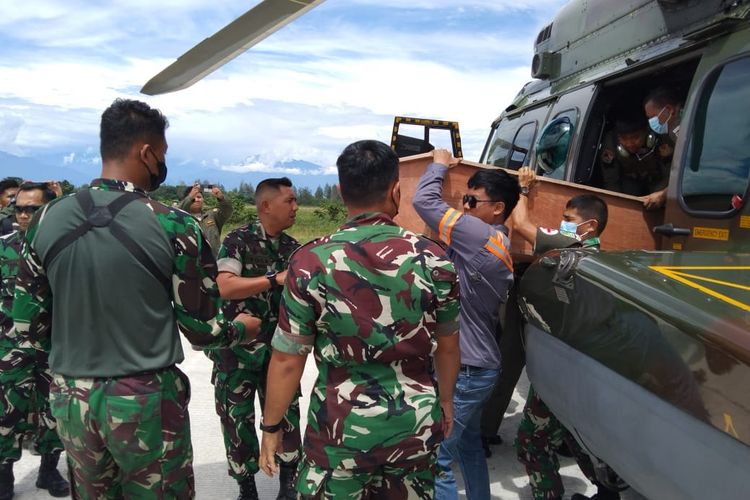 personel-tni-tengah-mengevakuasi-jenazah-anggota-tni-yang-gugur-akibat-serangan-kkb.jpg