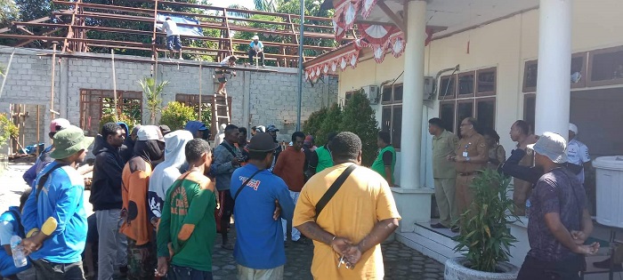 Kabid Persampahan DLH Mimika Ancam Pecat Petugas Sampah yang Malas-malasan