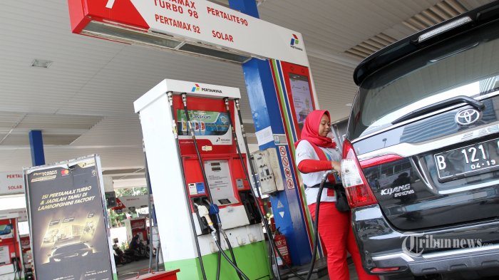 petugas-saat-mengisi-bbm-mobil-di-spbu-di-kawasan-kuningan.jpg