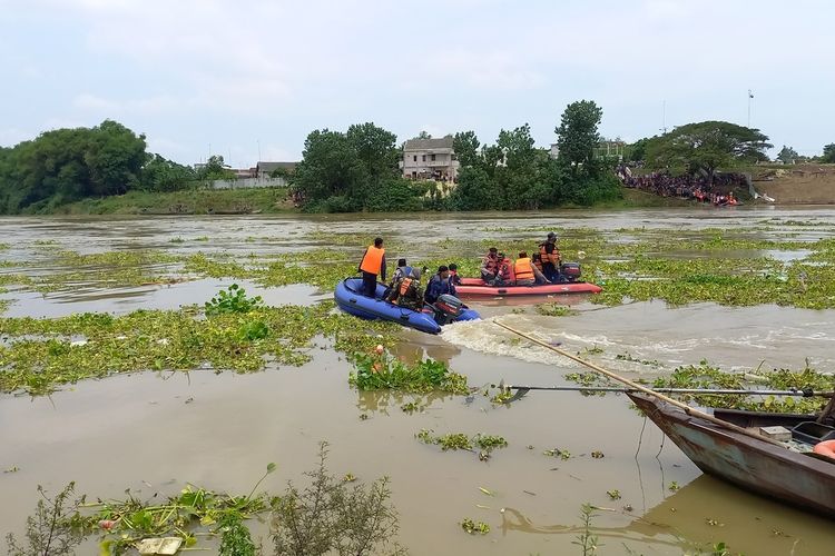 petugas-sar-gabungan-melakukan-proses-pencarian-korban-perahu-penyeberangan-sungai-bengawan-solo.jpg