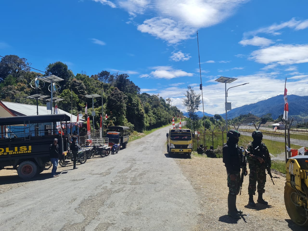polisi-dan-tni-berjaga-jaga-di-sekitar-bandara-bilorai.jpg