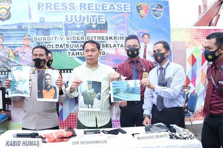polisi-menunjukkan-foto-dua-napi-yang-saat-ini-sedang-menjalani-masa-hukuman.jpg