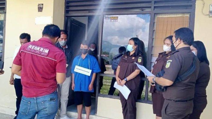 polres-toba-gelar-rekonstruksi-pembunuhan-seorang-ayah-dengan-tersangka-anak-kandung.jpg
