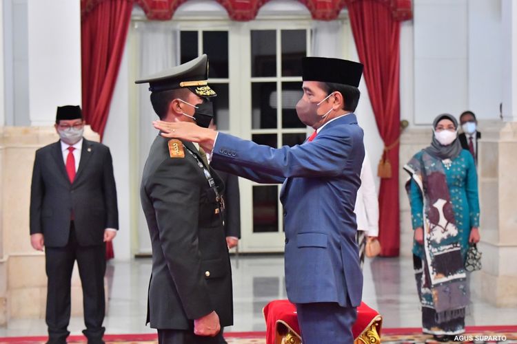 presiden-joko-widodo-saat-melantik-jenderal-andika-perkasa-sebagai-panglima-tni.jpg