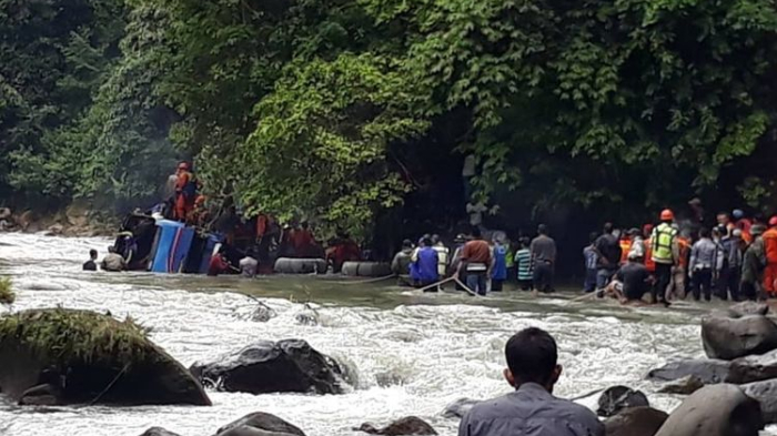 proses-evakuasi-korban-kecelakaan-bus-sriwijaya-1.jpg