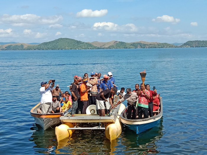 Peringati HUT PI dan Pendidikan Kristen, Warga Arak Obor Injil dari Netar Hingga Asei