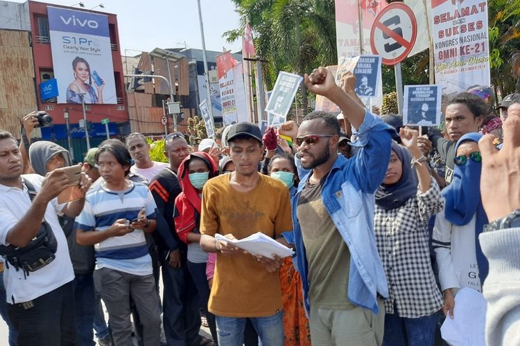 puluhan-mahasiswa-asal-papua-menggelar-aksi-unjuk-rasa.jpg