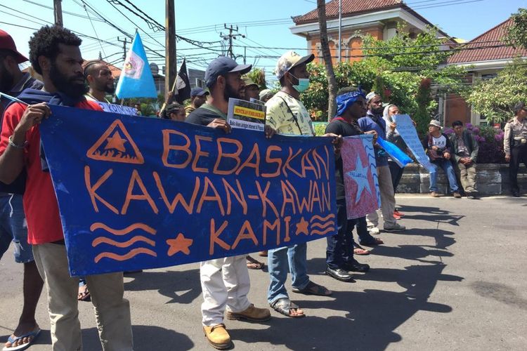 puluhan-mahasiswa-papua-saat-menggelar-aksi-damai.jpg
