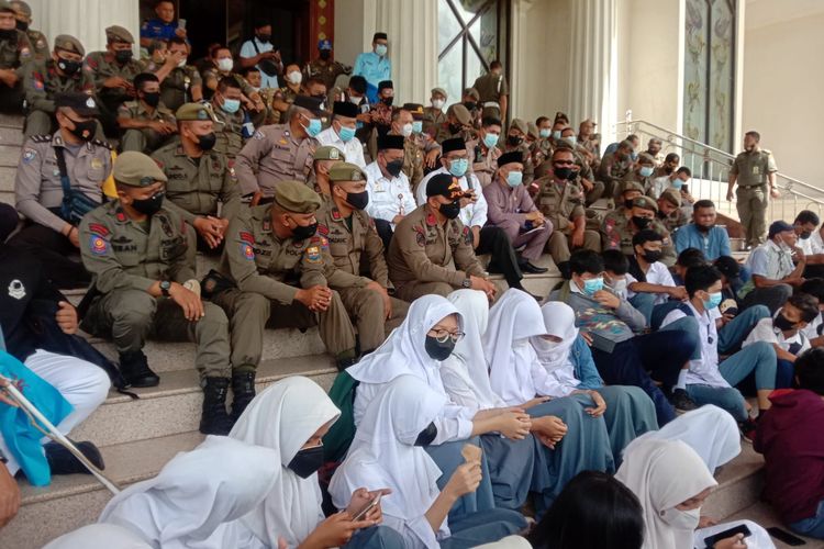 Gubernur Jambi Didemo Ratusan Anak Sekolah, Protes Sudah Bayar Sekolah tapi Tidak Terdaftar