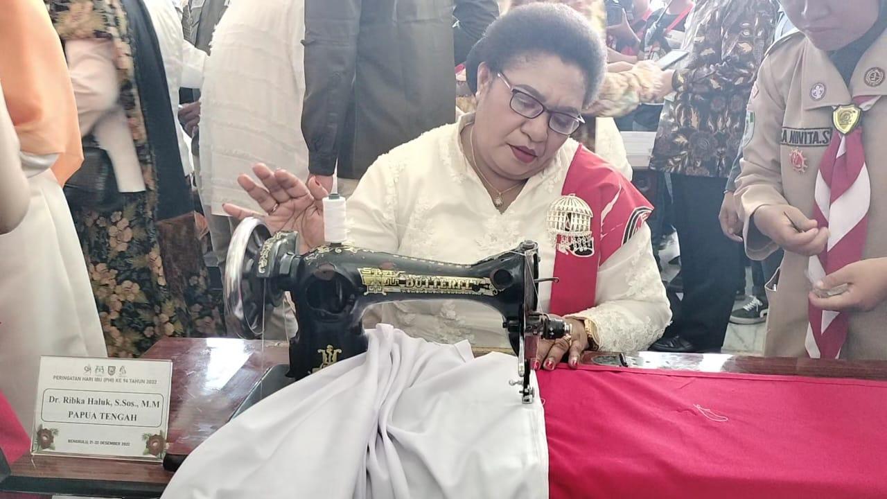 Pj Gubernur Papua Tengah Jahit Sendiri Bendera Merah Putih, Siap Dikibarkan pada Upacara HUT RI