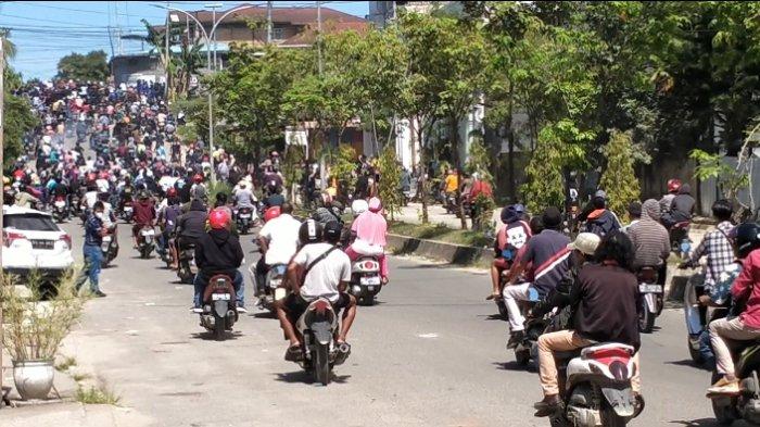 ribuan-kerabat-mengantarkan-jenazah-korban-bentrok-di-sorong.jpg