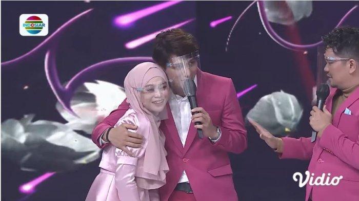 rizky-billar-memeluk-lesti-kejora-yang-menangis-setelah-menyanyikan-lagu-terlena.jpg