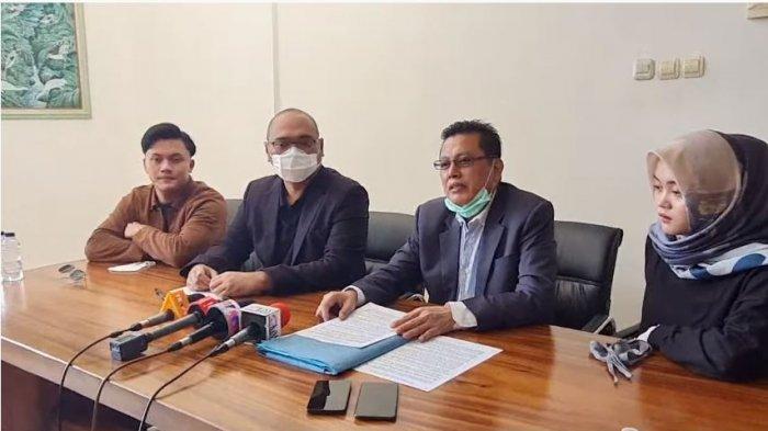 rizky-febian-dan-putri-delina-gelar-konferensi-pers.jpg