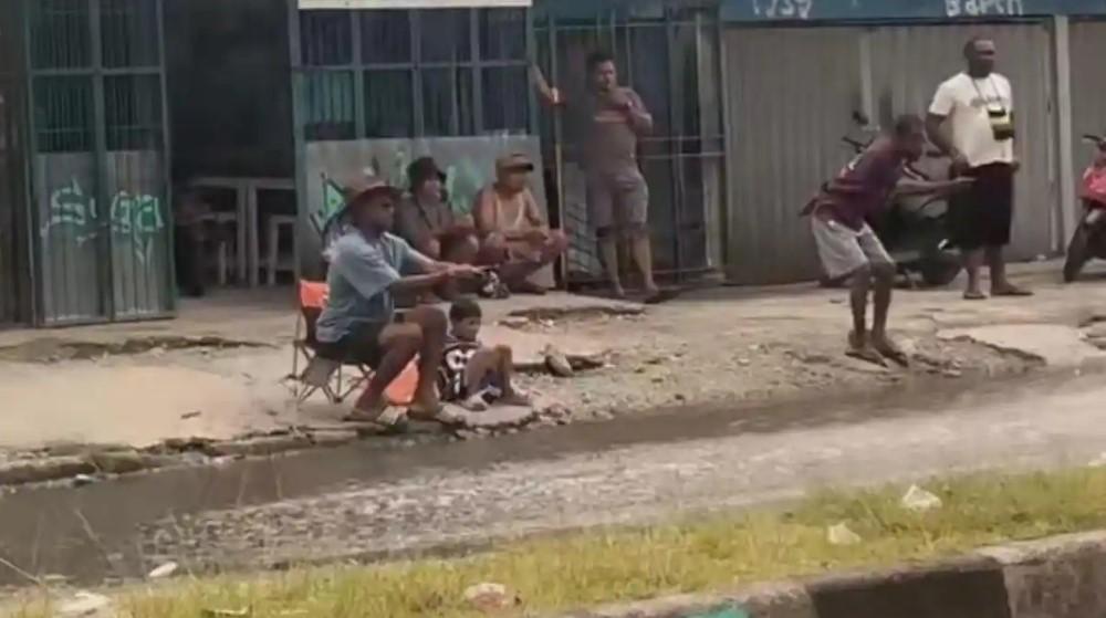 Warga Mimika Sindir Pemerintah Melalui Aksi Memancing di Jalan Raya