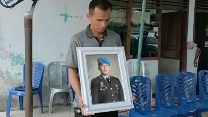 samuel-hutabarat-menunjukkan-foto-anaknya-brigadir-j.jpg