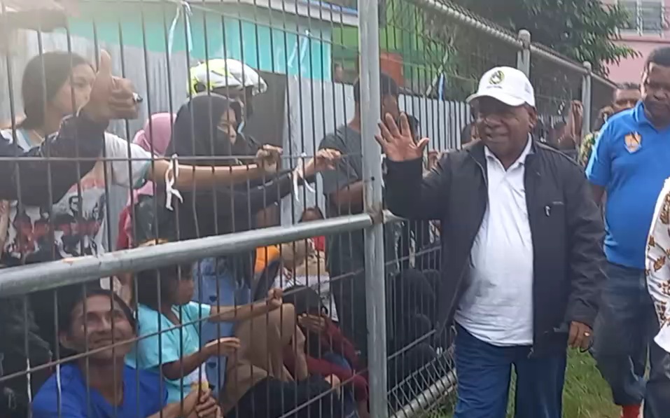 Bupati Jayapura, Mathius Awoitauw Disambut Teriakan Suporter di Lapangan Ber En Dal Papua