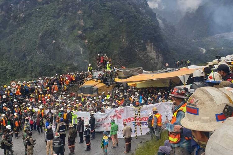 sekelompok-karyawan-pt-freeport-indonesia-memblokade-jalan-tambang.jpg