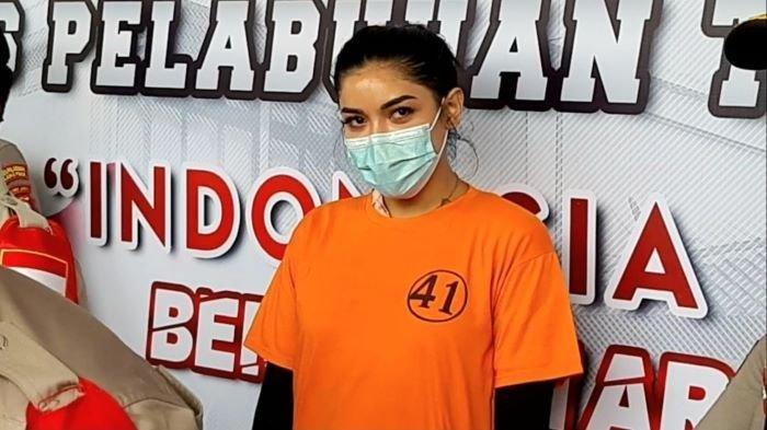selebgram-millen-cyrus-ketika-dihadirkan-kapolres-pelabuhan-tanjung-priok.jpg