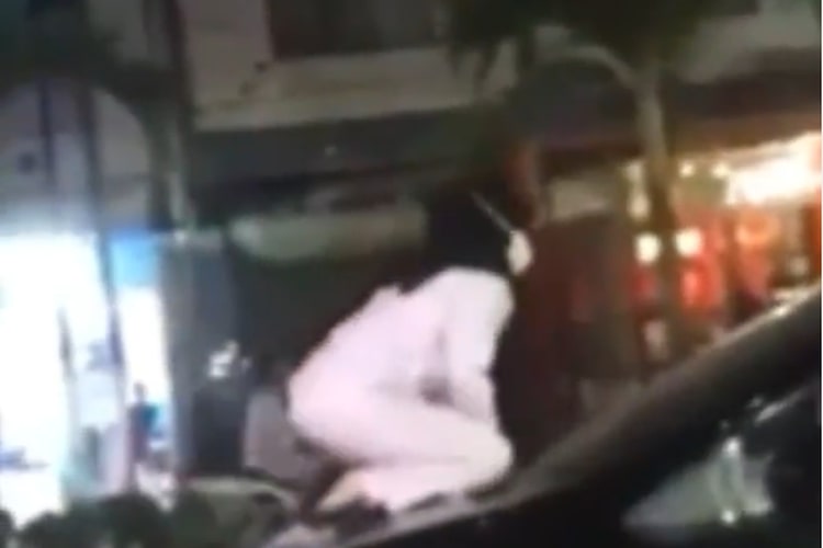 seorang-perempuan-nekat-naik-kap-mobil-yang-sedang-melaju.jpg
