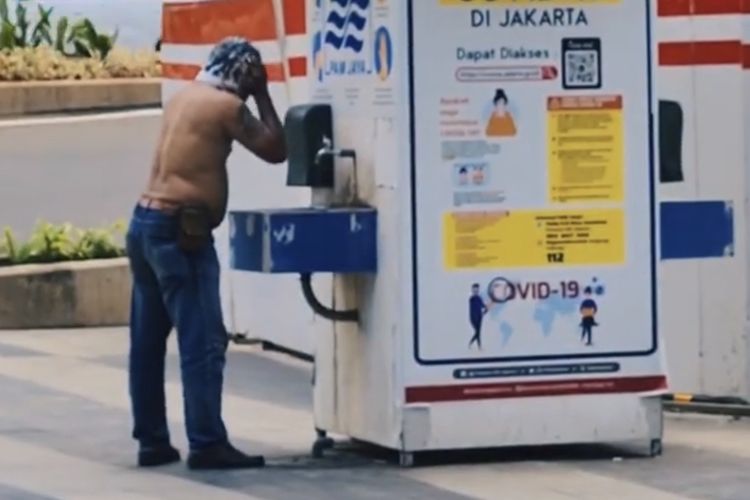seorang-pria-keramas-di-tempat-cuci-tangan.jpg