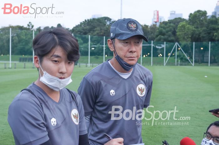 shin-tae-yong-dan-penerjemahnya-jeong-seok-seo.jpg