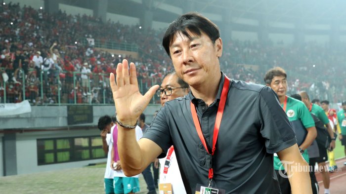 shin-tae-yong-menyapa-suporter.jpg