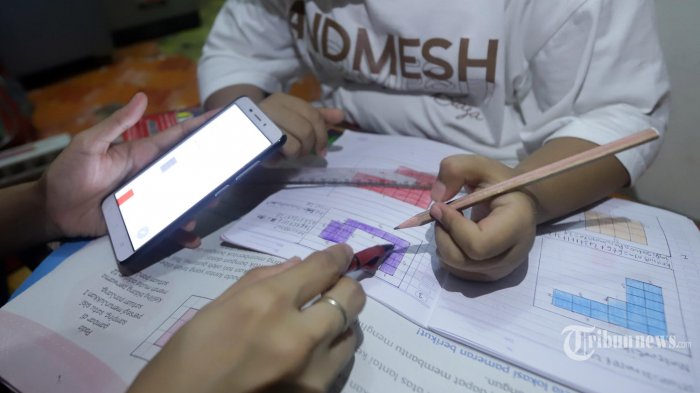 siswa-belajar-dari-rumah-didampingi-orangtua-selasa-3132020-2.jpg