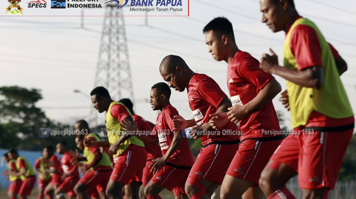 skuat-persipura-jayapura-menjalani-latihan-di-lapangan-unesa.jpg
