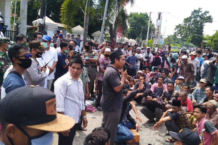 suasana-aksi-di-kantor-camat-kediri.jpg