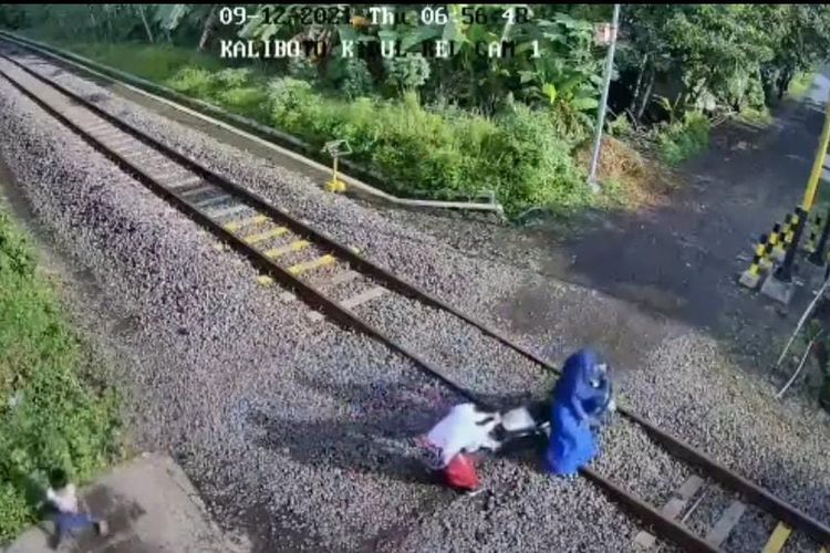 tangkapan-layar-seorang-perempuan-bersama-dua-anak-saat-mencoba-menarik-sepeda-moto.jpg