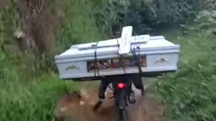 tangkapan-layar-video-warga-mengangkat-peti-mati-dengan-sepeda-motor.jpg