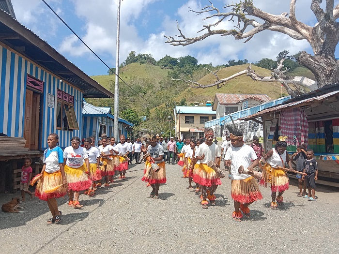Tarian Rabali Sambut Kedatangan Rombongan Dewan Adat Kaimana ke Ayapo Sentani